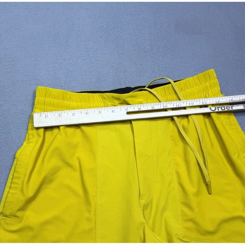 Lululemon Shorts Mens M THE Short L-9819 Yellow Athleisure Normcore Performance